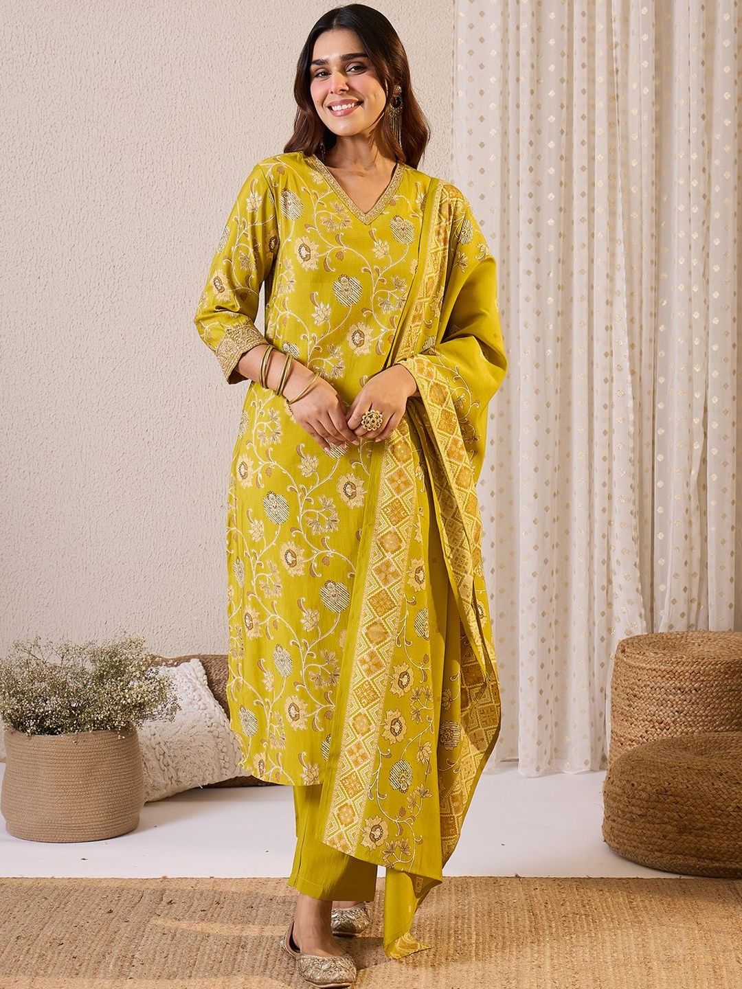 Dhiyona IE Women Floral Printed Kurta with Trousers & Dupatta