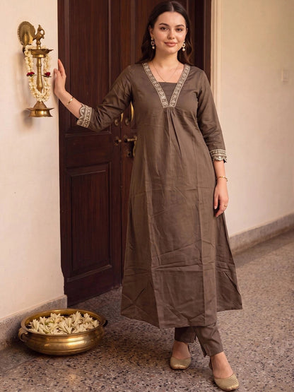 Women Ethnic Motifs Embroidered Regular Thread Work Kurta with Trousers