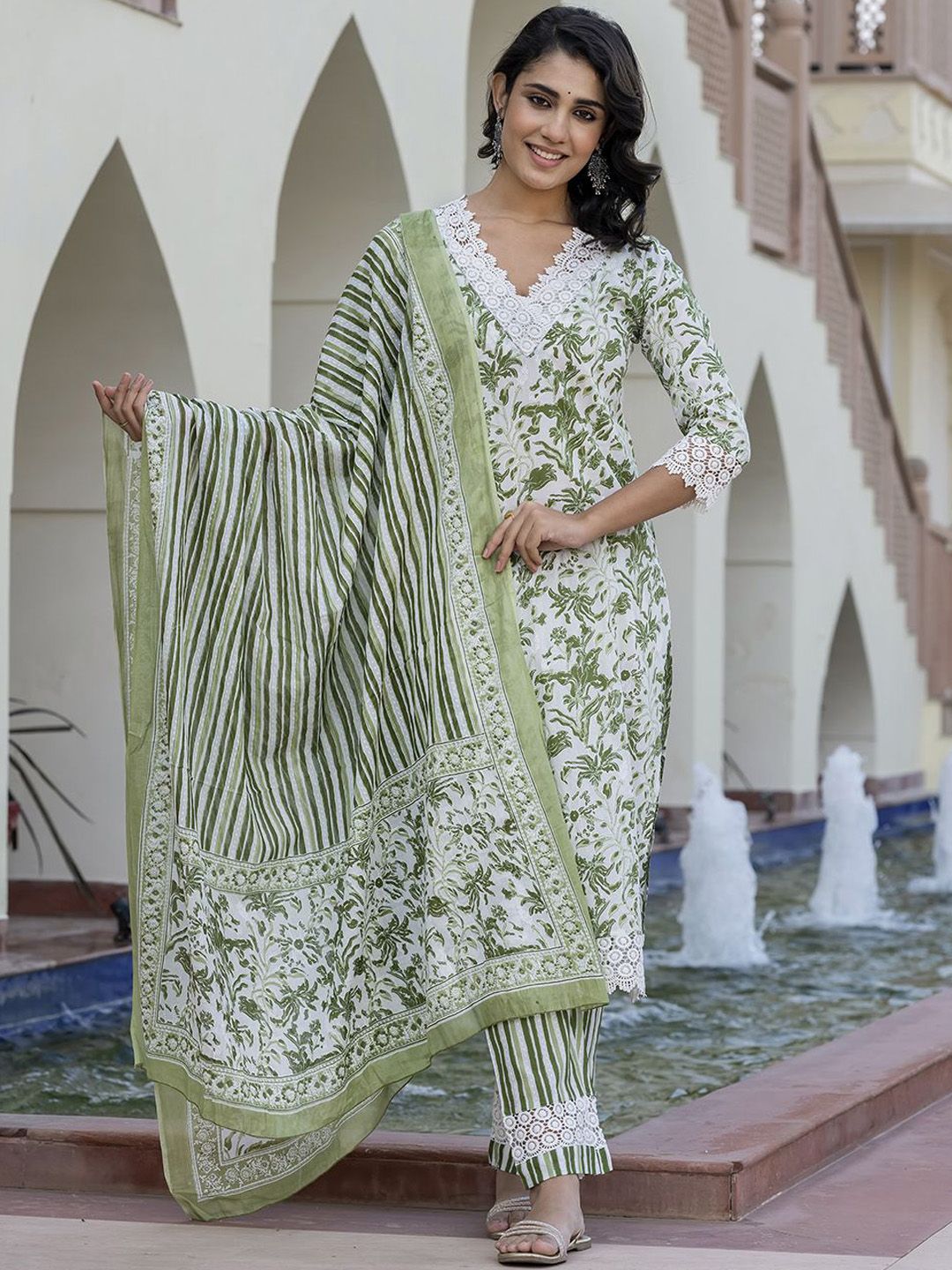 Dhiyona KL Floral Printed Straight Pure Cotton Kurta With Trousers & Dupatta