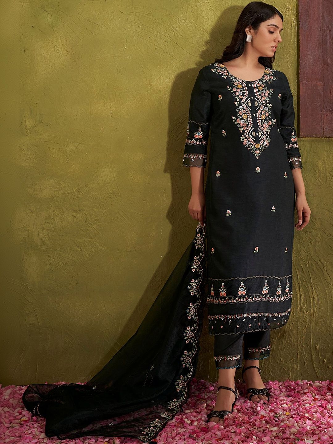 Dhiyona IE Women Floral Embroidered Regular Thread Work Kurta with Trousers & With Dupatta