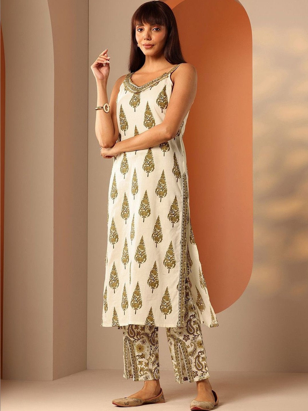Women Ethnic Motifs Printed Regular Kurta with Trousers & With Dupatta