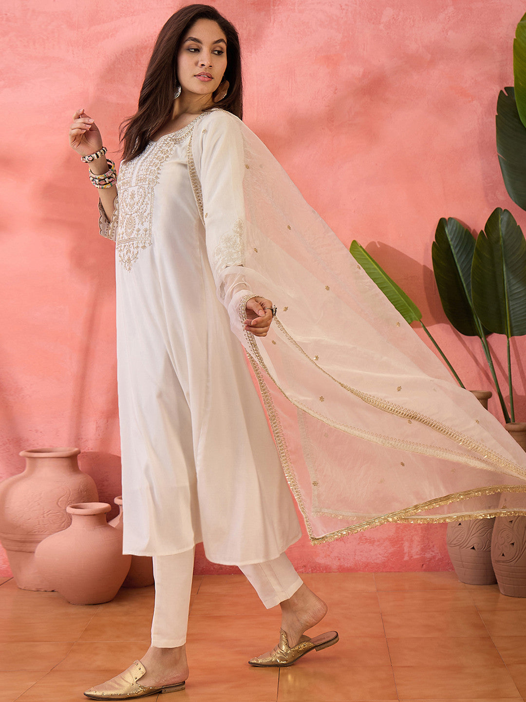 Floral Embroidered Zari Round Neck Kurta With Pant And Dupatta