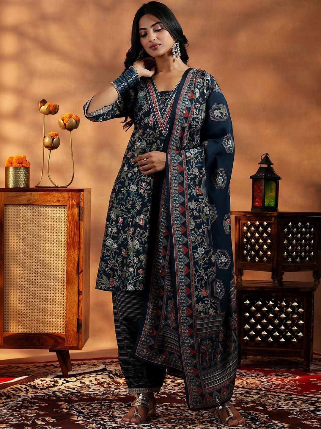 Women Floral Printed Regular Thread Work Kurta with Harem Pants & With Dupatta