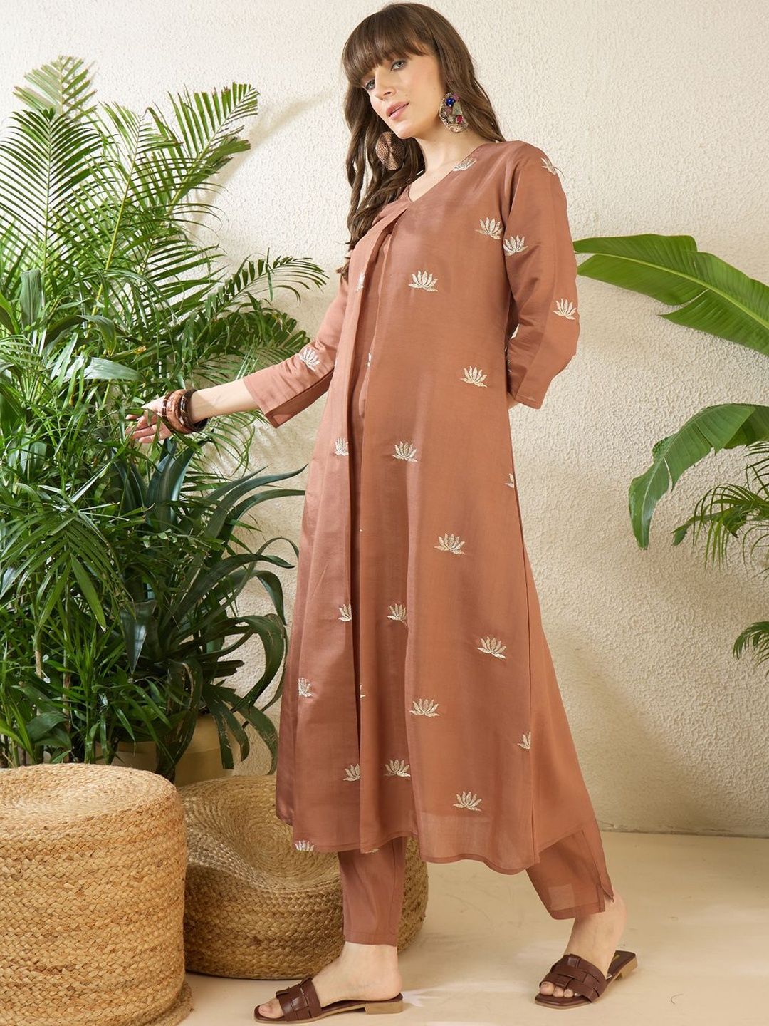 Dhiyona IE Floral Embroidered V-Neck Three-Quarter Sleeves Tunic And Trousers
