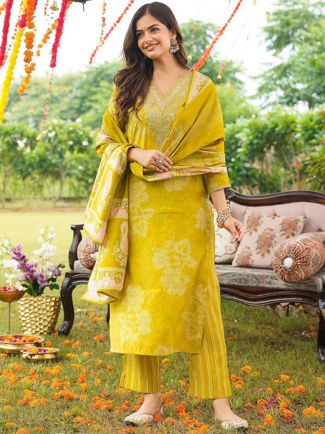 Dhiyona KL Women Floral Printed Regular Kurta with Trousers & With Dupatta