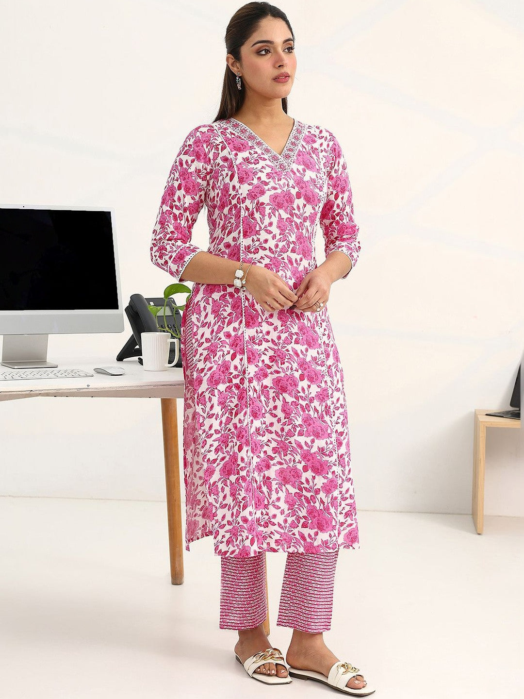 Women Floral Printed Regular Cotton Blend Kurta with Trousers & With Dupatta