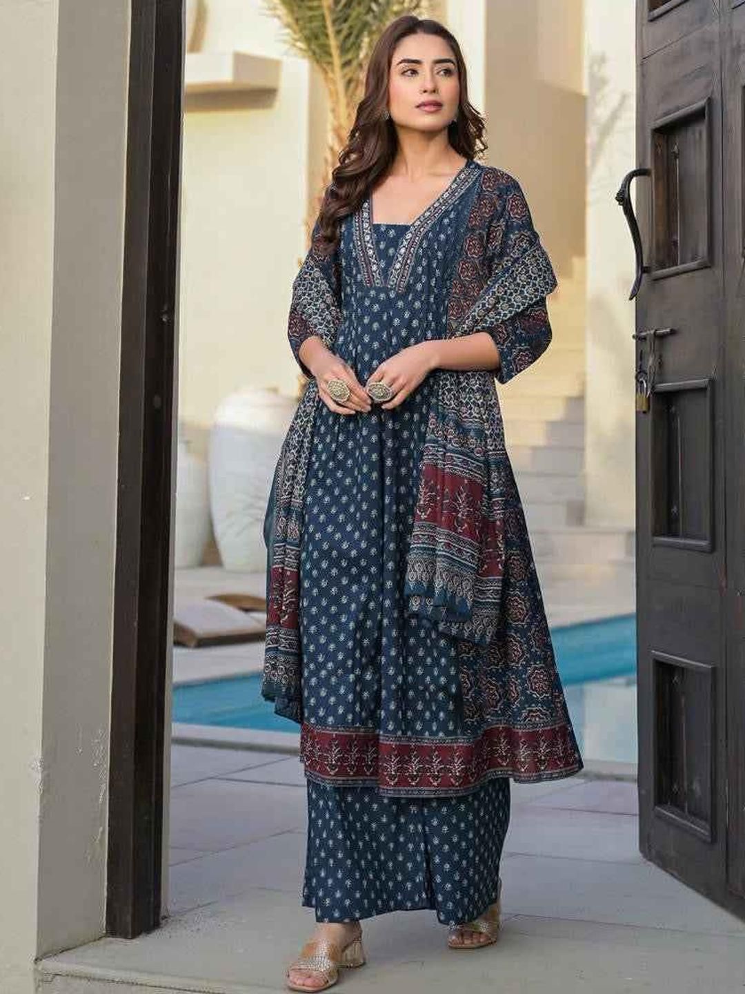 Dhiyona KL Women Blue Kurta Sets