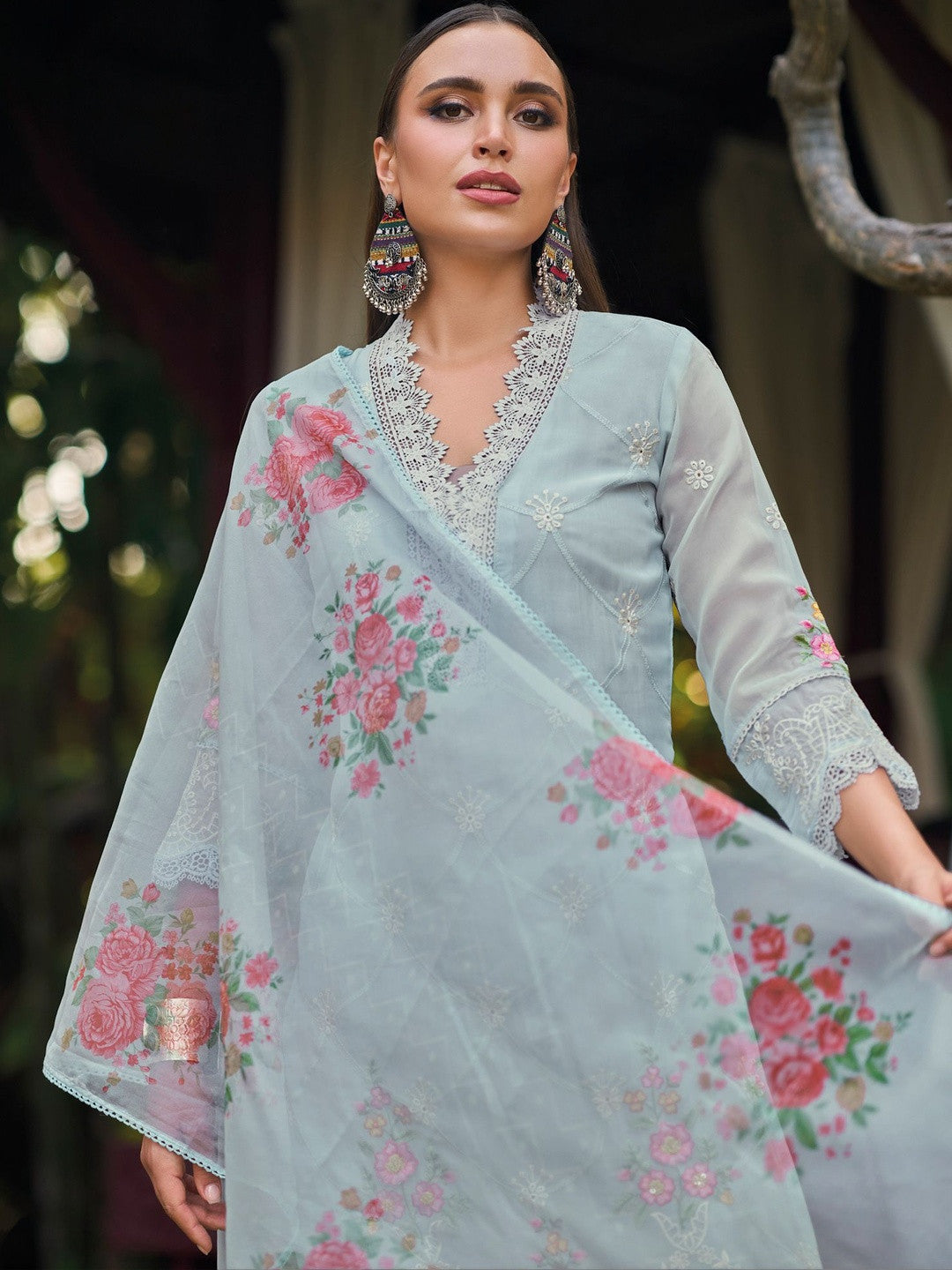 Women Floral Embroidered Regular Thread Work Kurta with Trousers & With Dupatta