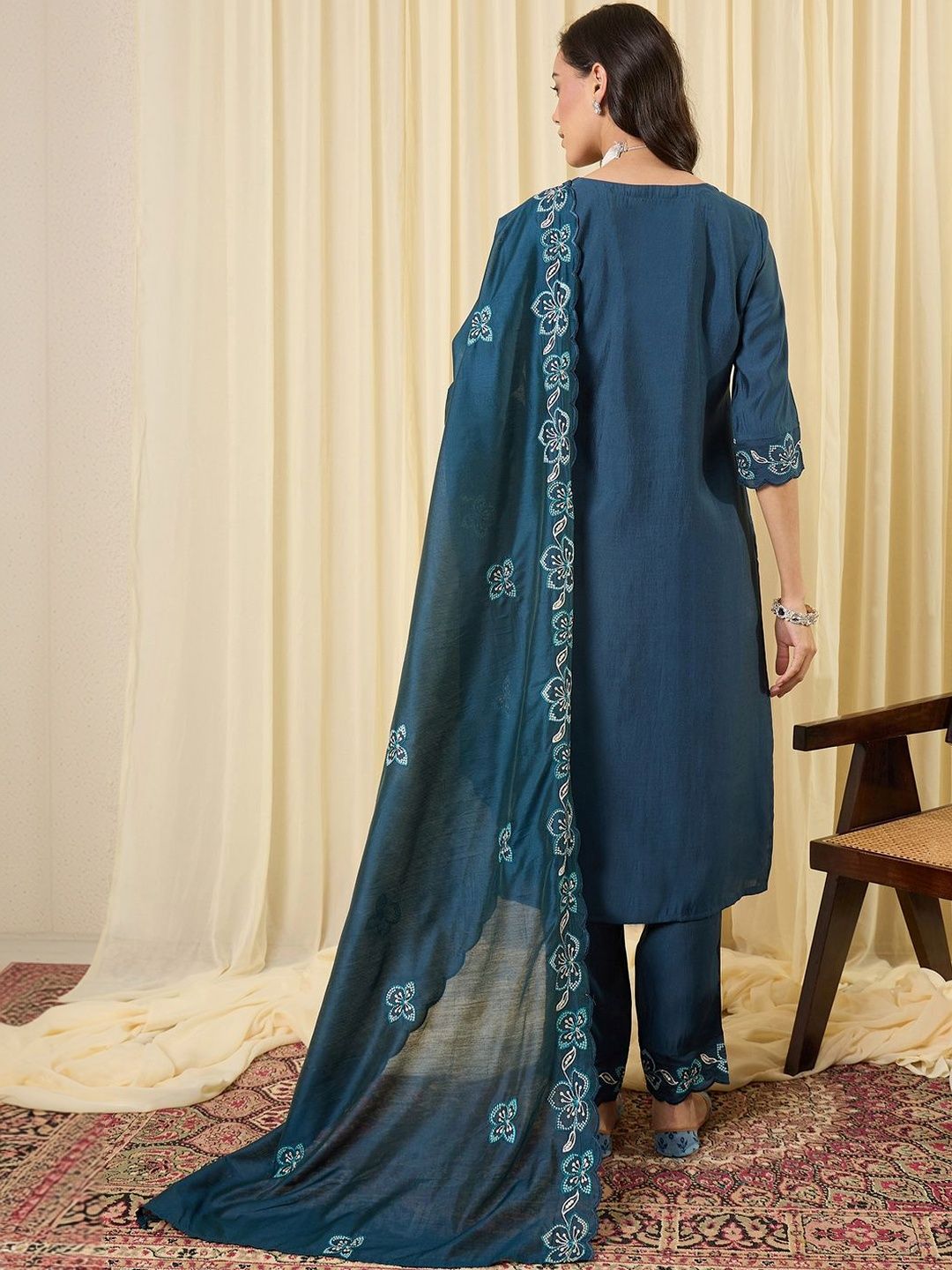 Women Floral Embroidered Regular Thread Work Kurta with Trousers & With Dupatta