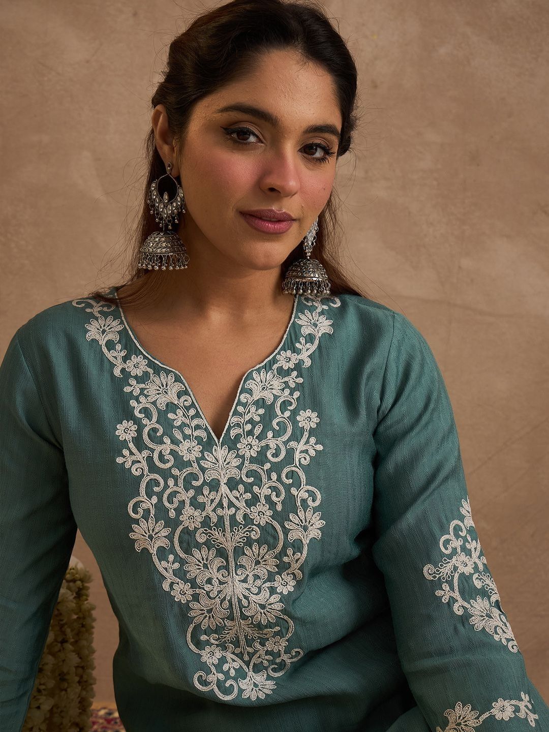 Dhiyona IE Floral Embroidered Straight Thread Work Kurta With Trouser
