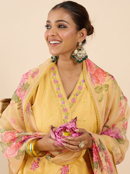 Women Floral Embroidered Regular Thread Work Kurta with Trousers & With Dupatta